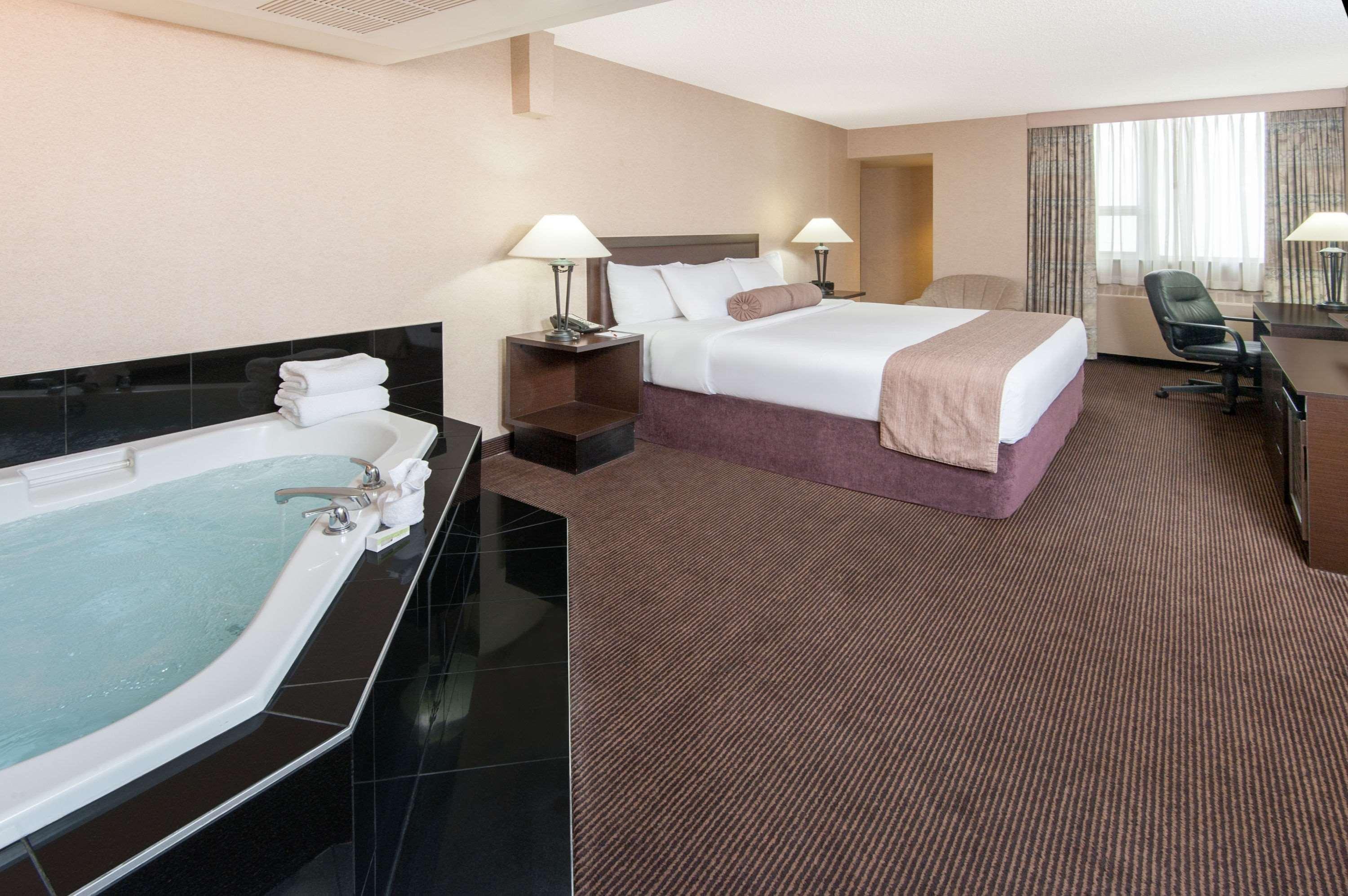 Ramada Plaza By Wyndham Calgary Downtown Otel Dış mekan fotoğraf