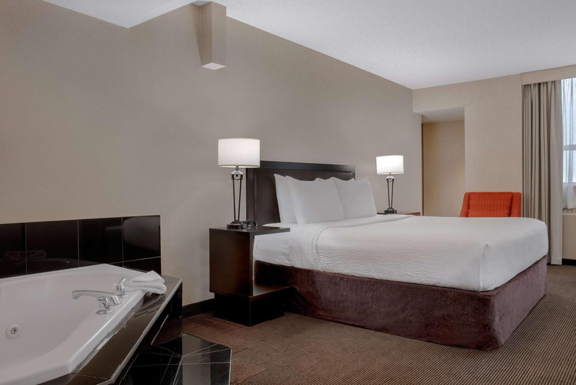 Ramada Plaza By Wyndham Calgary Downtown Otel Dış mekan fotoğraf