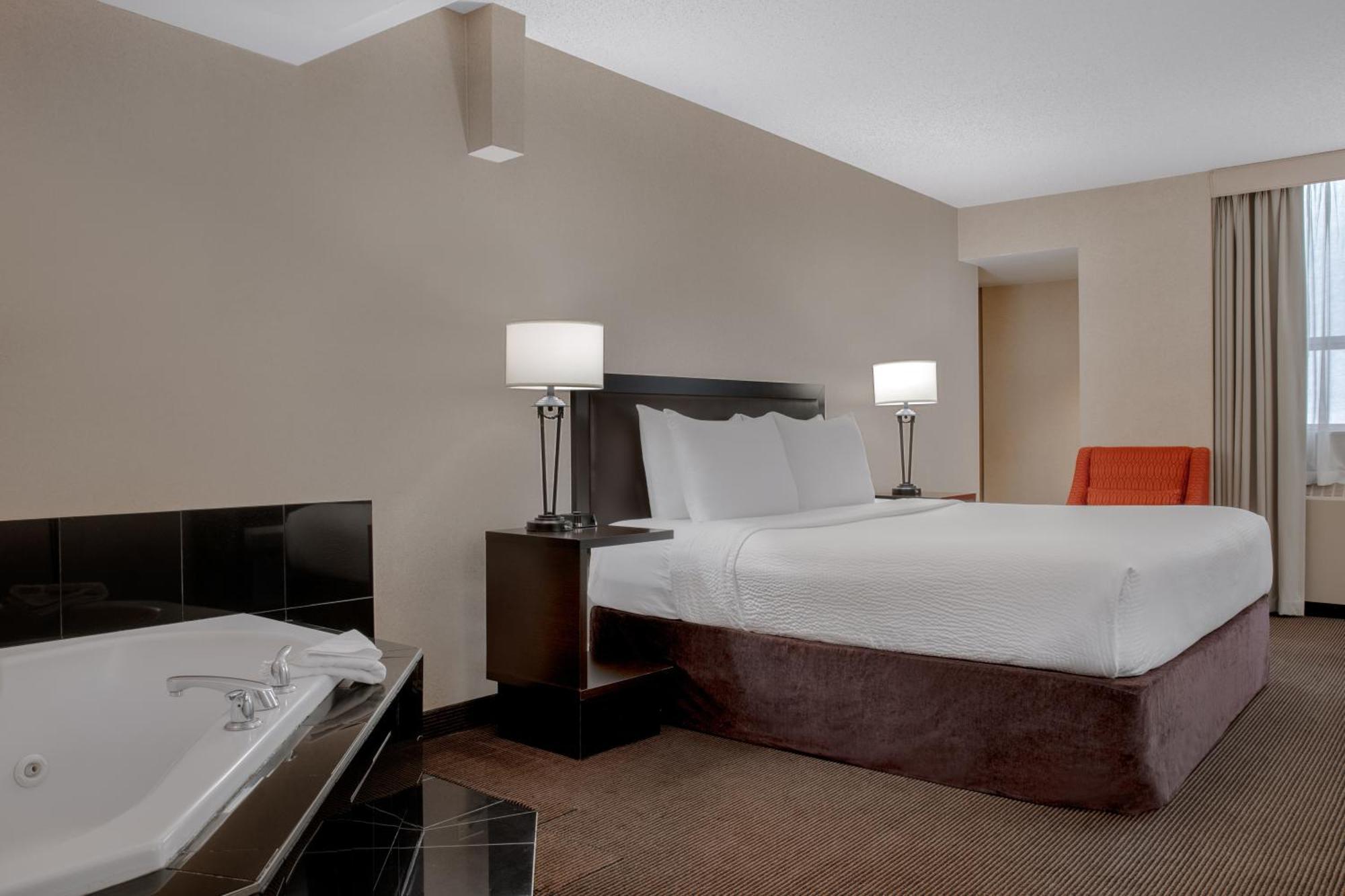 Ramada Plaza By Wyndham Calgary Downtown Otel Dış mekan fotoğraf